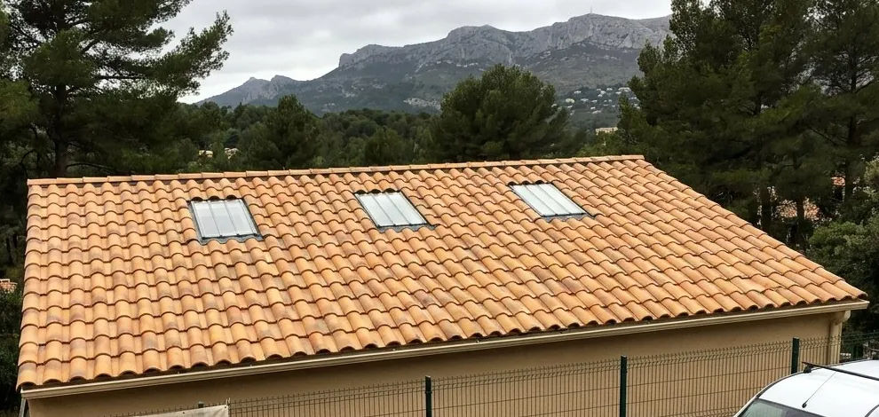 Toiture en tuiles canal neuves avec trois fenêtres de toit, posée par Garlaban Couverture face au massif du Garlaban à Aubagne